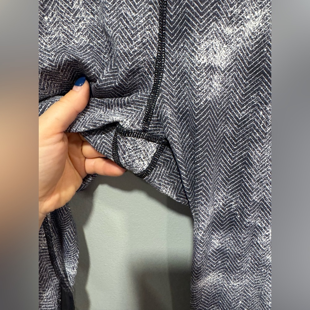 Lululemon Cropped Mesh Legging Size 10 - Picture 2 of 6